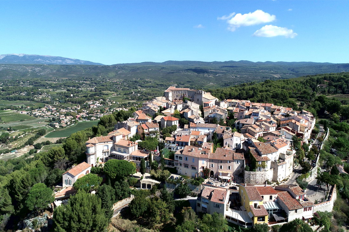 Vue aérienne du village du Castellet, commune de la CASSB, Var